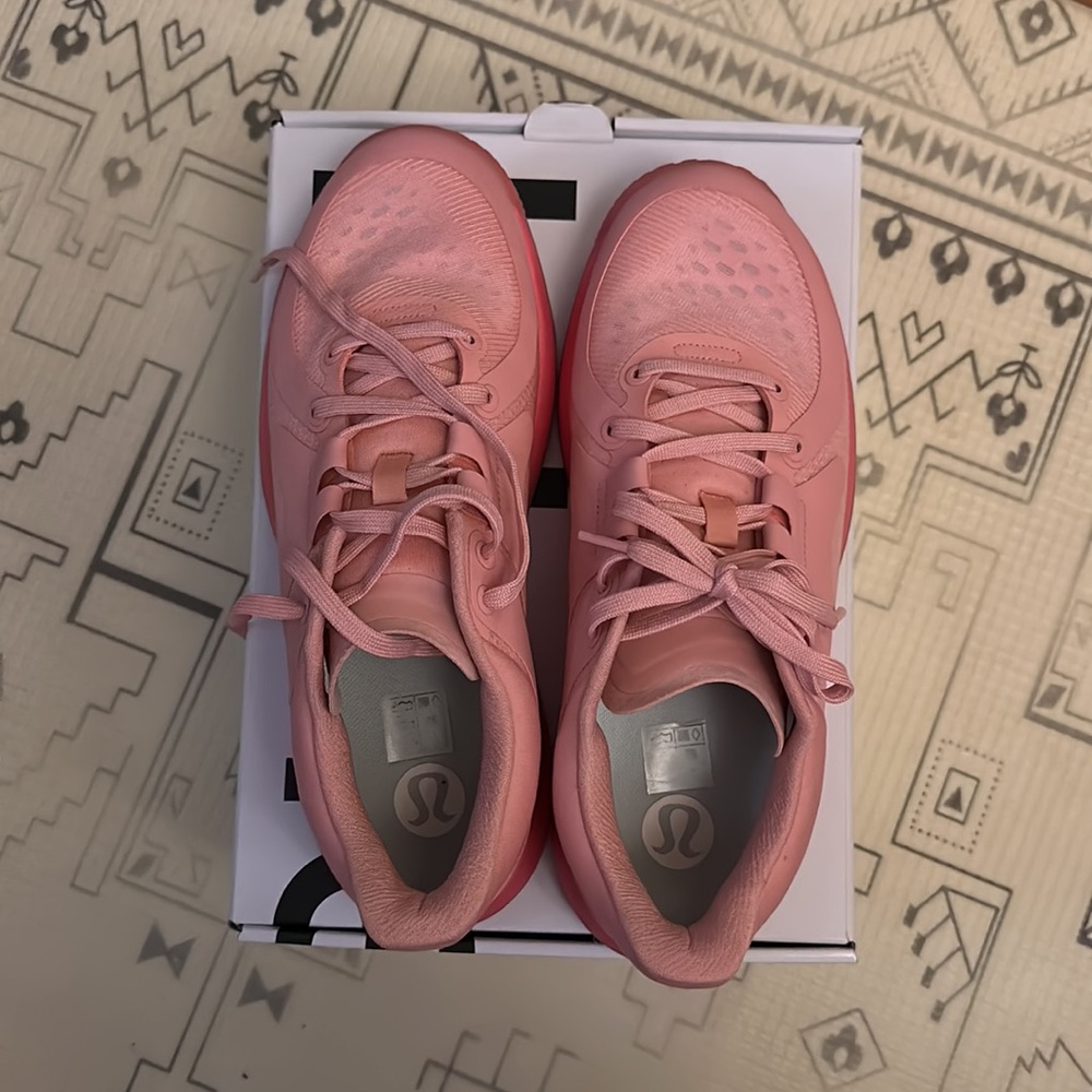 Size 9 lululemon Strongfeel shoe- never worn!